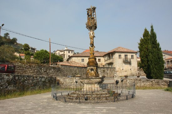 O cruceiro do Hío, símbolo do escudo, loce restaurado